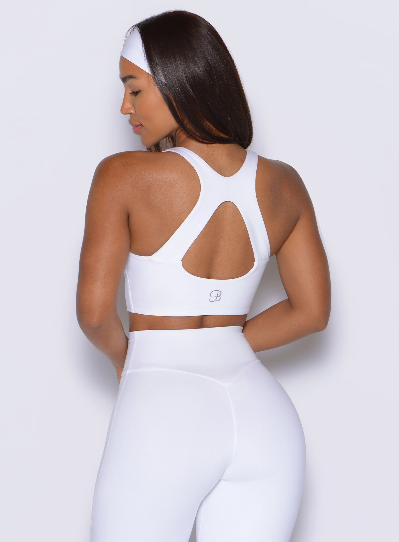 Distinctive open cutout reverse on the white Body Sculpt Bra, boosting ventilation during cardio