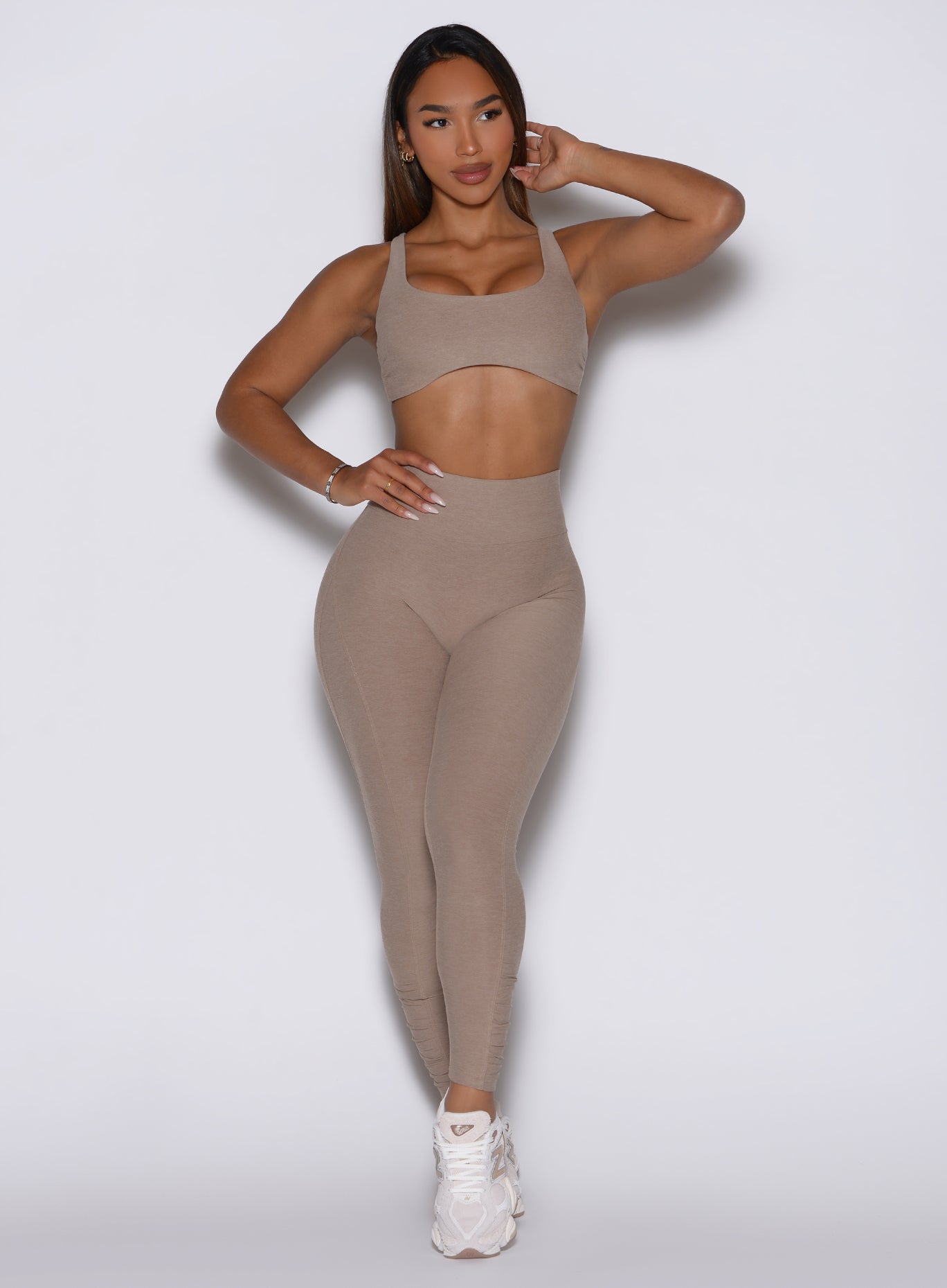 High-waisted Desert Taupe Built Leggings with a V-front scrunch waistband for a sculpting gym fit.