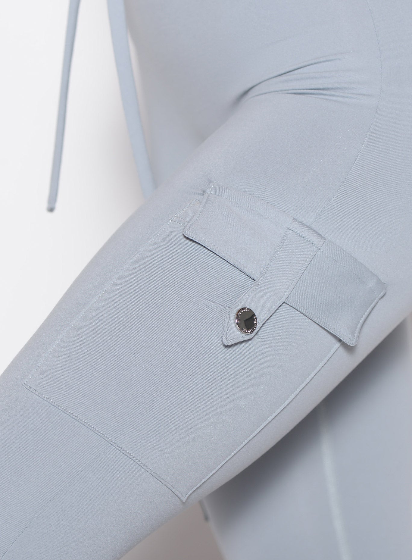 close up shot showing the side pocket with snap on the Cargo Edge Leggings in quarry color