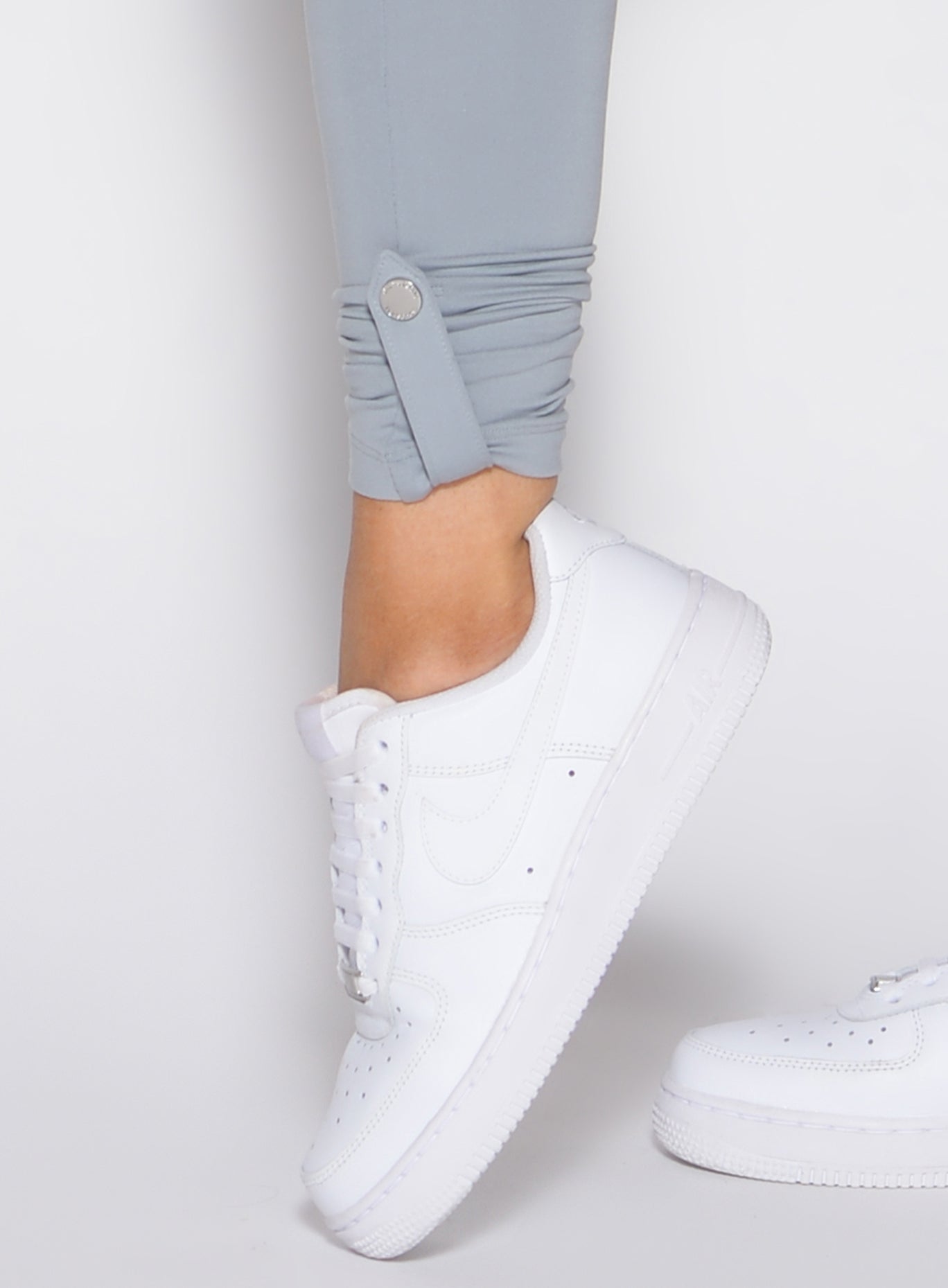 Functional ankle snaps on Quarry Cargo Edge Leggings for customizable, high-performance gym style.