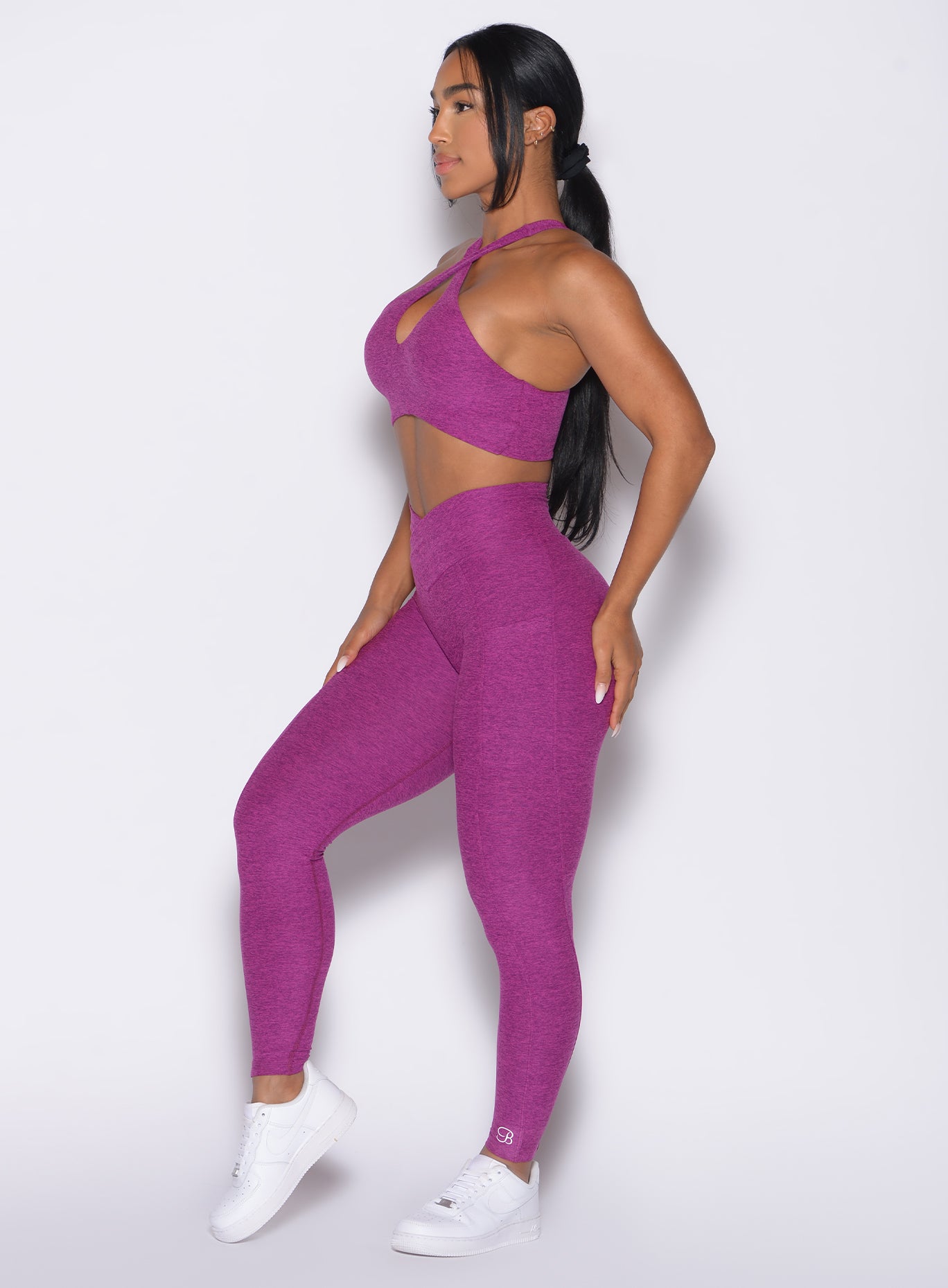 Sculpting Bright Plum Contour Leggings with a signature V-waist and pockets for peak gym performance.