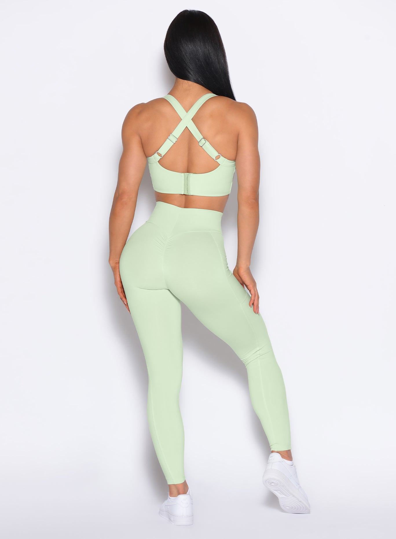 Cool Matcha Curves 2.0 Leggings with sculpting scrunch butt and side pockets for a gym-ready fit.