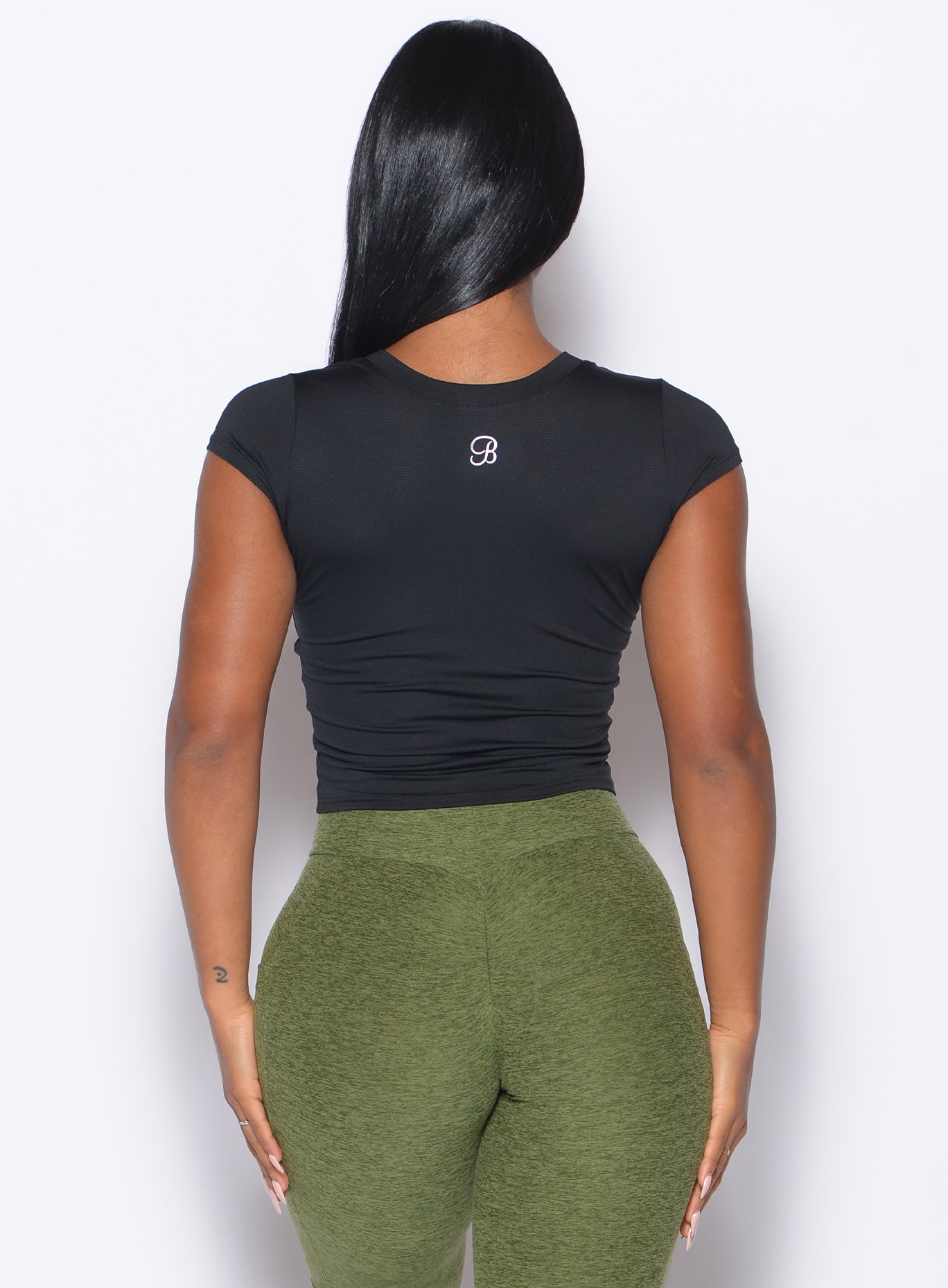 back profile view of a model wearing our Flex Long Tee in Black color and the Curves 2.0 Leggings in Juniper color