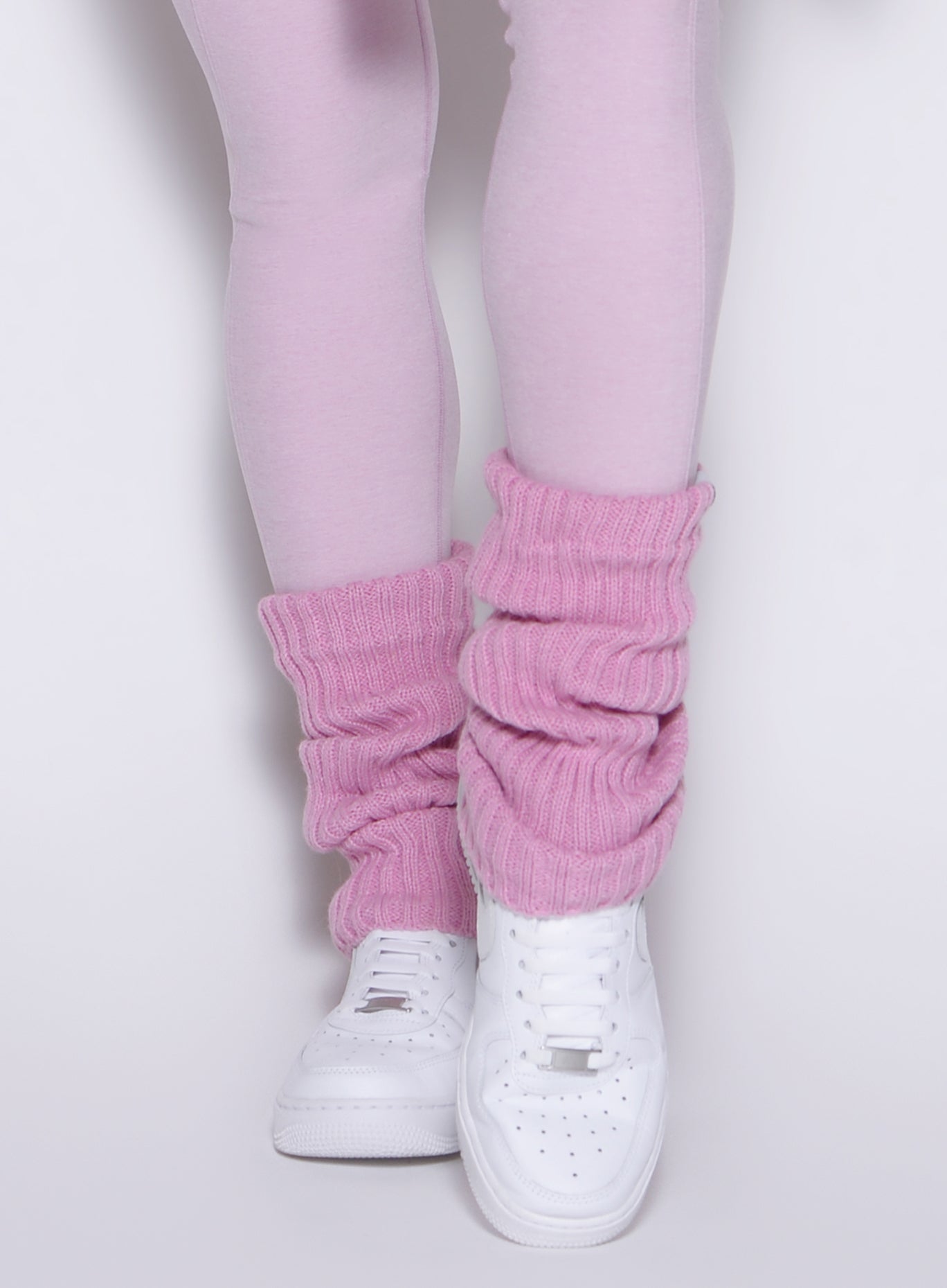 detailed frontal view of a model wearing the luxe leg warmers-short in pink paloma color