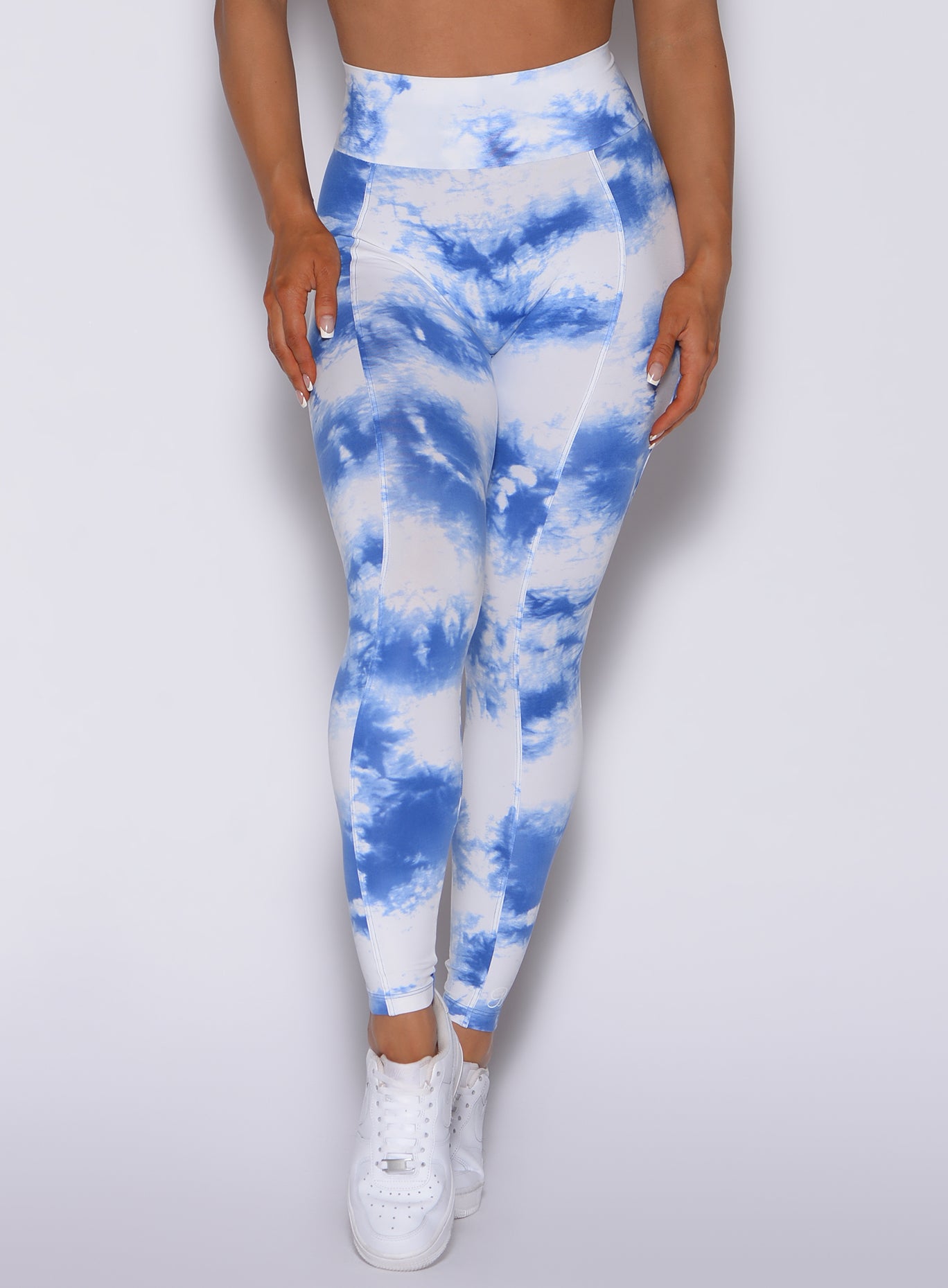Zoomed in front view of our tie dye peach booty leggings in white blue