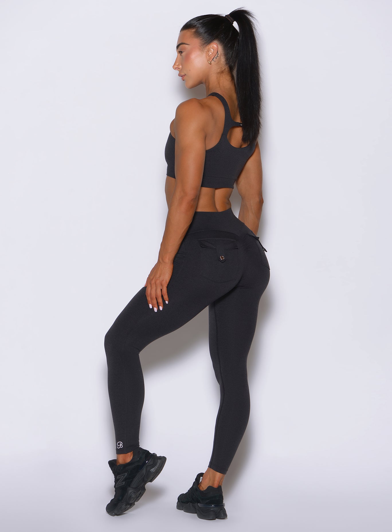 Flattering side profile highlighting the chafe-free flatlock inseam of the obsidian black leggings