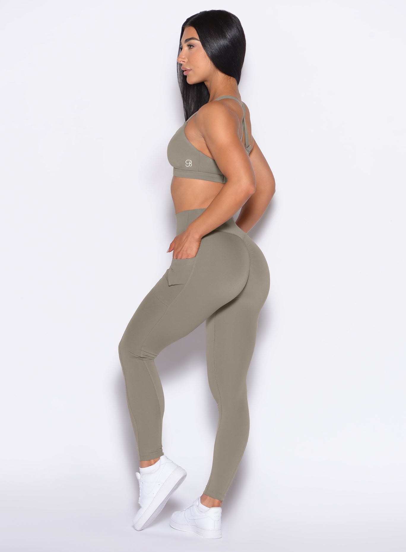 Stone Define Leggings in grey with deep side pockets and a high-waisted, body-contoured gym fit.