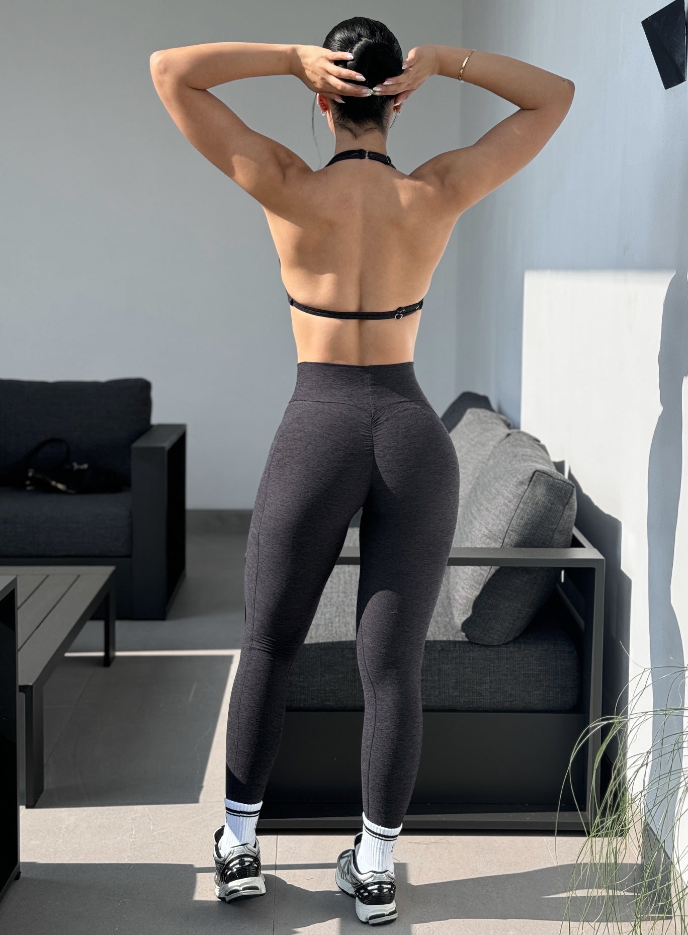 Sculpting Onyx Curves 2.0 Leggings with a scrunch back and side pockets for an outdoor fitness set.