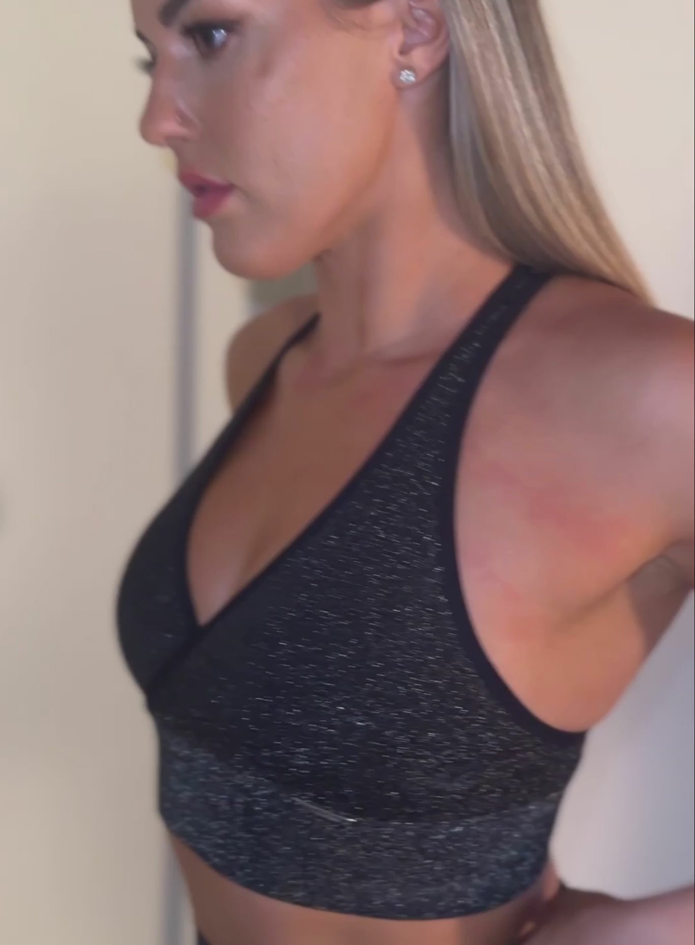 A short video of a model wearing our shimmer seamless leggings set in black sparkle color 