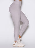 close up right side view of a model wearing the Built Leggings in violet ice color