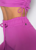 close up shot of the waistband on the Cargo Edge Leggings in hyper violet color