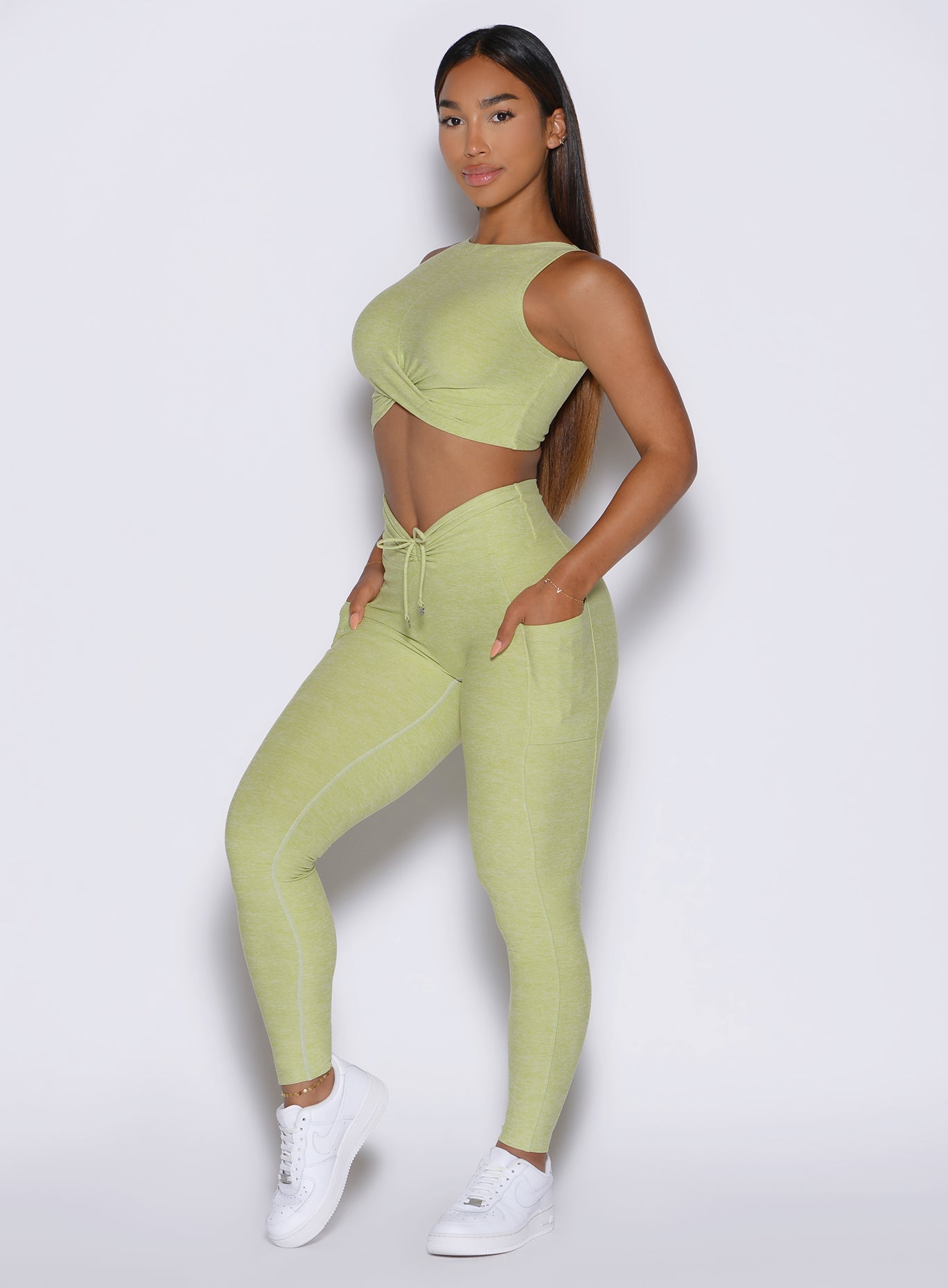 Charm Fit Leggings in Serpentine feature a cinched V-front and side pockets for sculpting gym wear.