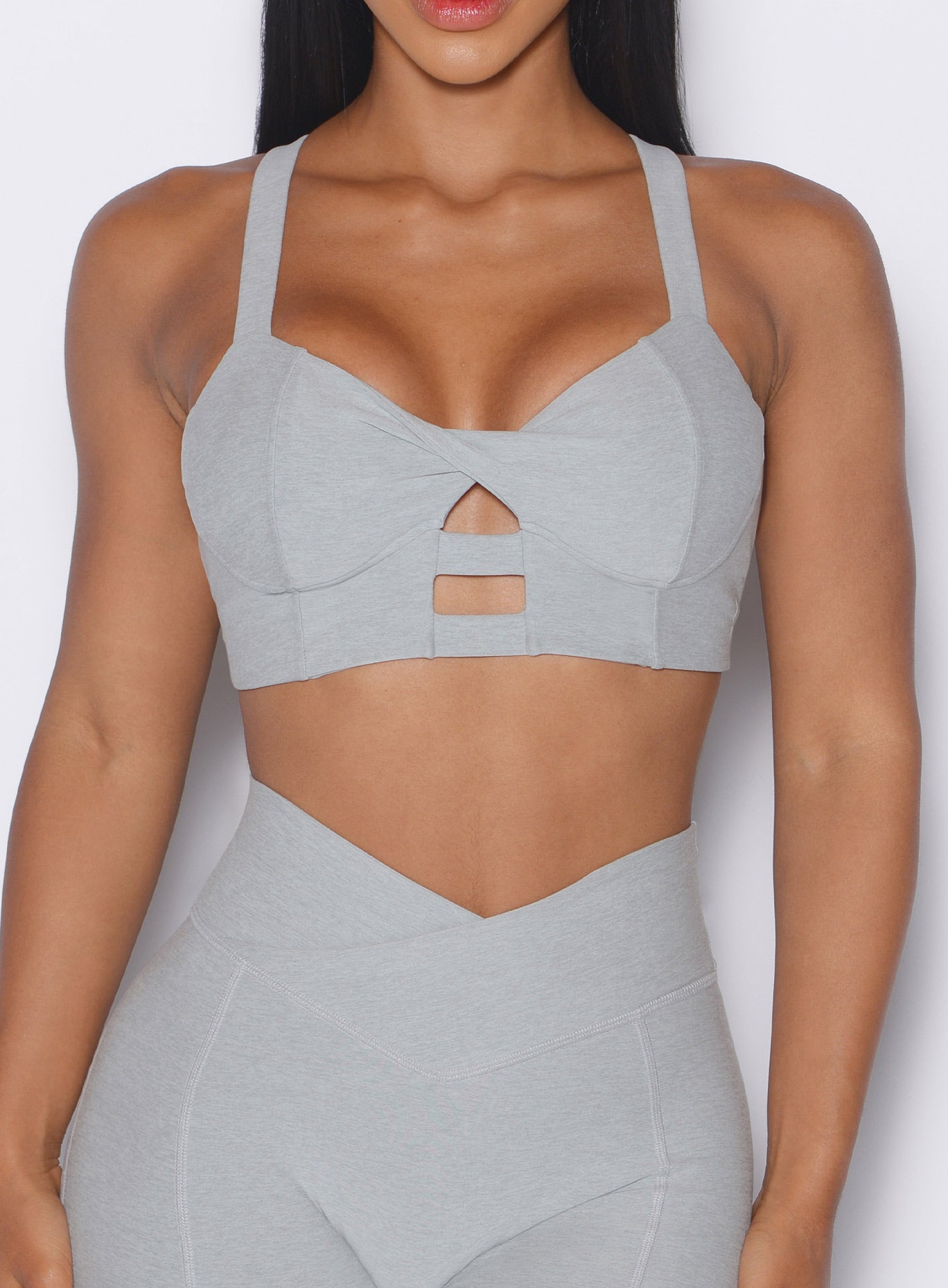 Light Cloud Core Set Bra featuring a supportive twist-front and front keyhole for yoga.