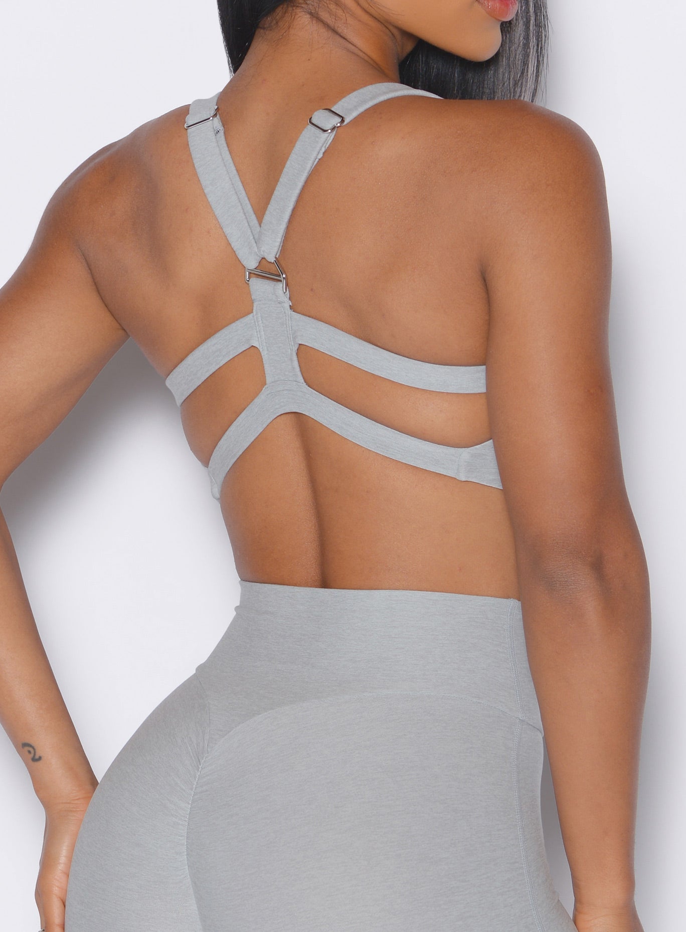 Strappy back Core Set Bra in Light Cloud with push-up cups for supportive, stylish gym workouts.