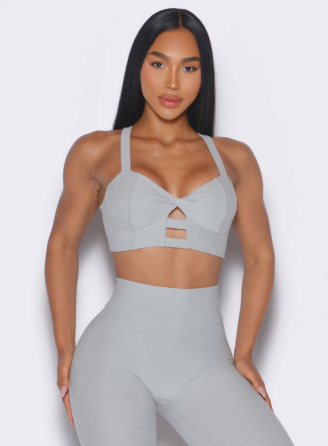 Cloud Core Set Bra with front keyhole and twist detail for a sculpted, high-impact gym look.