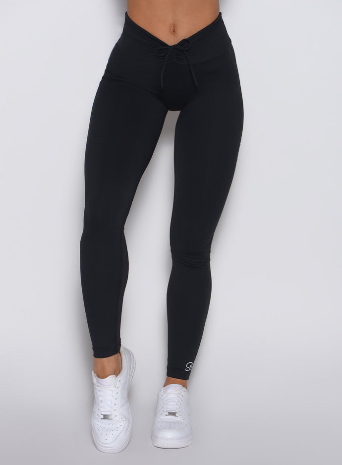 close up front view of a model wearing the Curvemax Leggings in Black color
