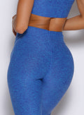zoomed in back profile view of a model wearing the Curvemax leggings in neon blue rave color 