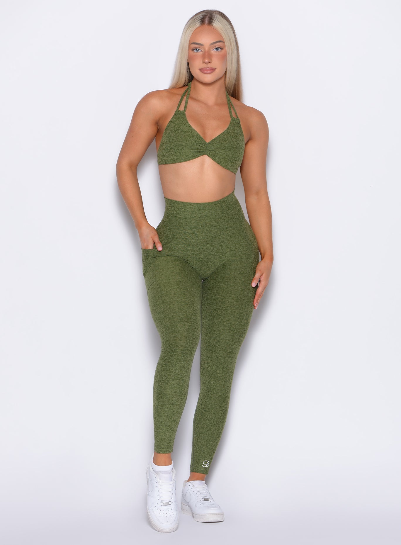 High-waisted Curves 2.0 Leggings in Juniper with side pockets for sculpting gym performance.