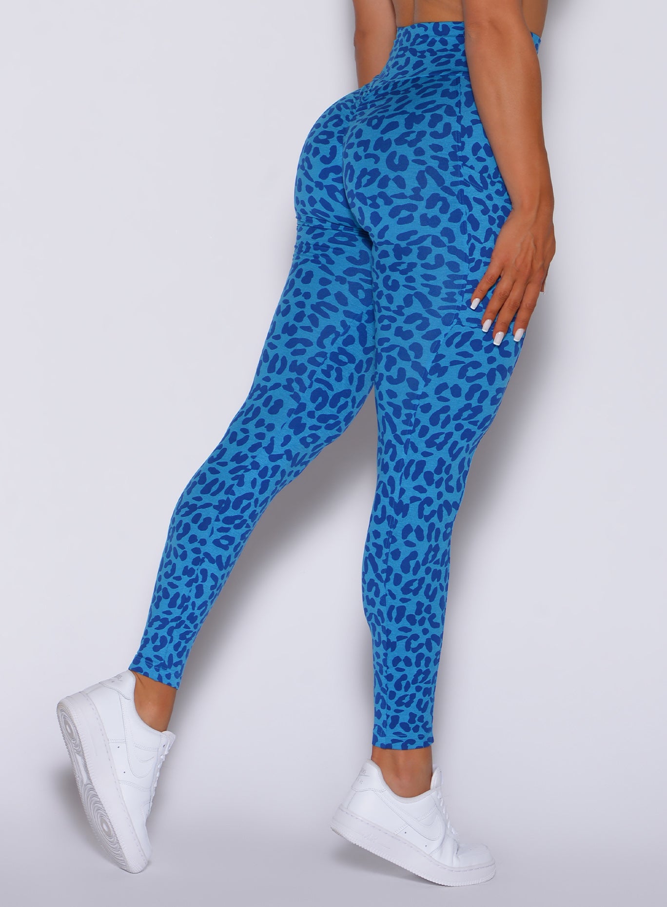 Zoomed in back view of our curves leggings in blue cheetah color 