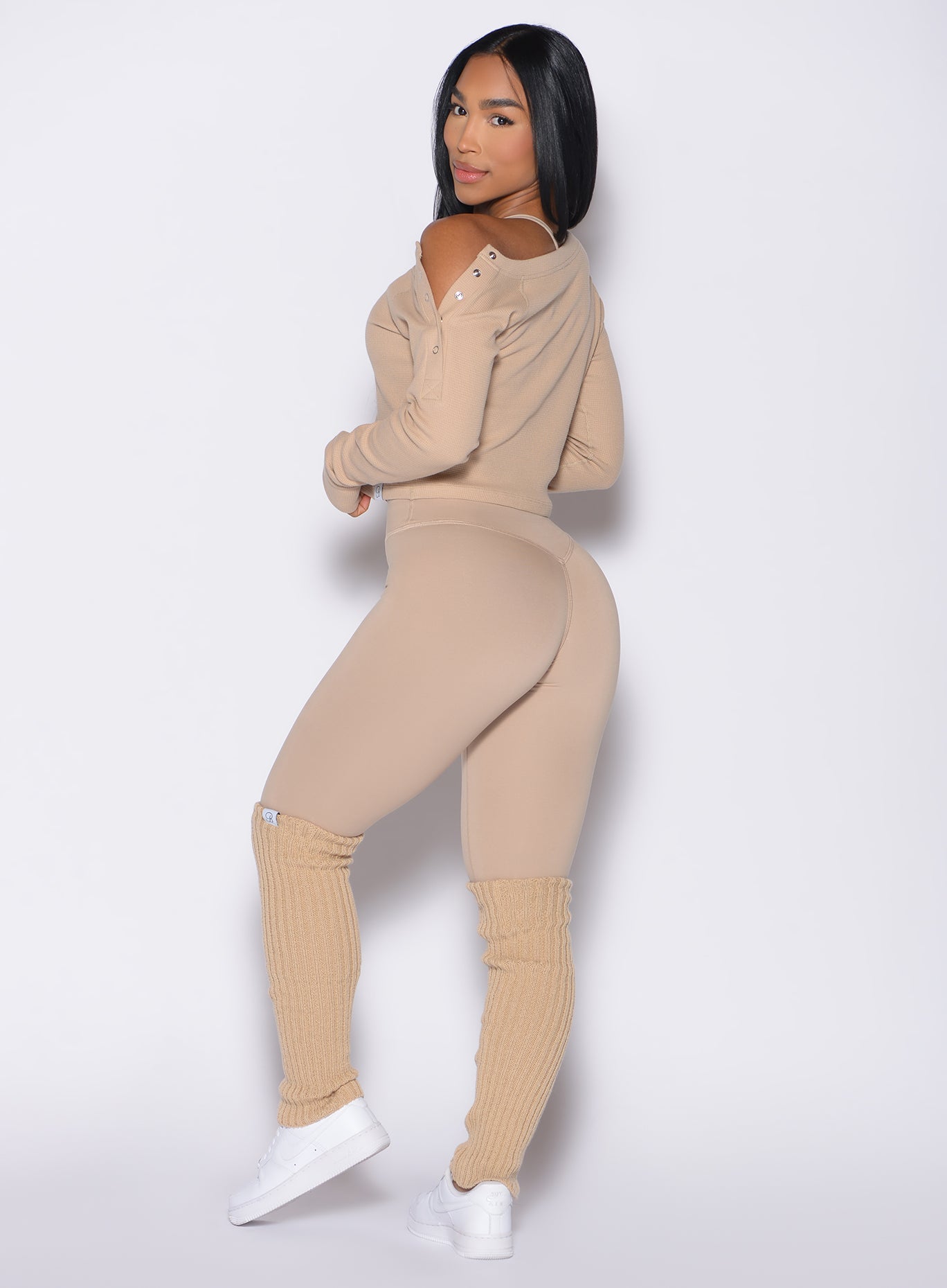 Glacial Beige Internal Scrunch Leggings with hidden glute-sculpting seams for a sleek gym fit.