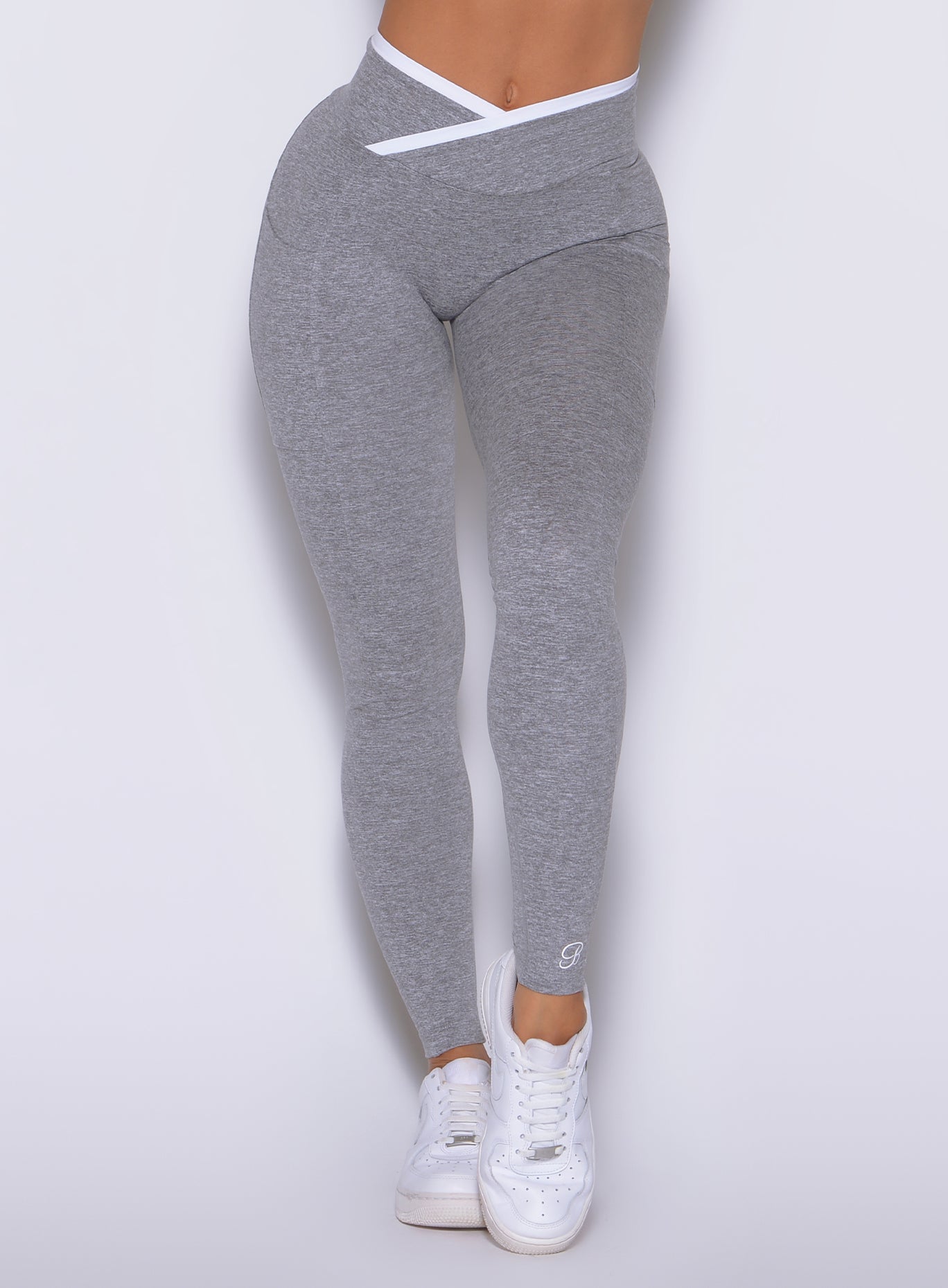White contrast detailing defines these Cloud leggings with a sleek contour silhouette