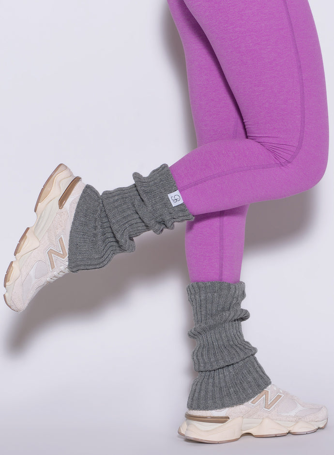 right side view of a model wearing the Luxe Leg warmers-short in core gray color