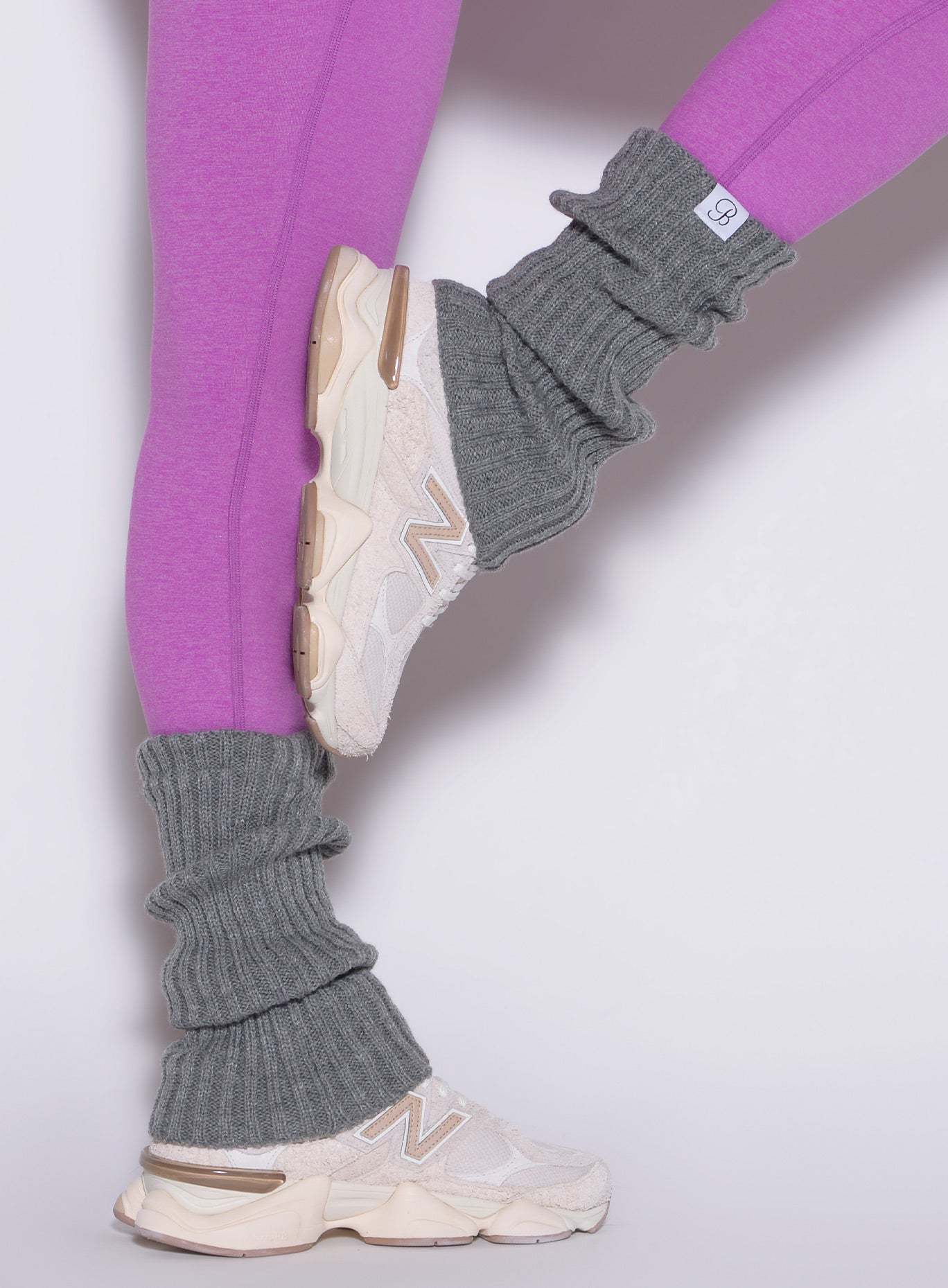 close up right side view of a model wearing the Luxe Leg warmers-short in core gray color