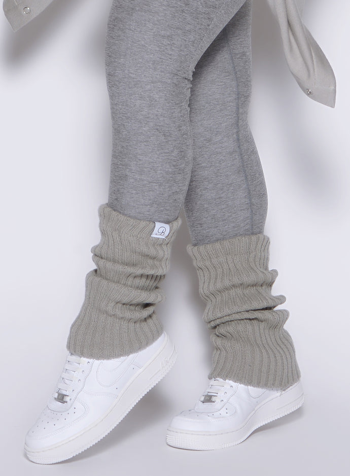 left side view of a model wearing the luxe leg warmers-short in dark and stormy color