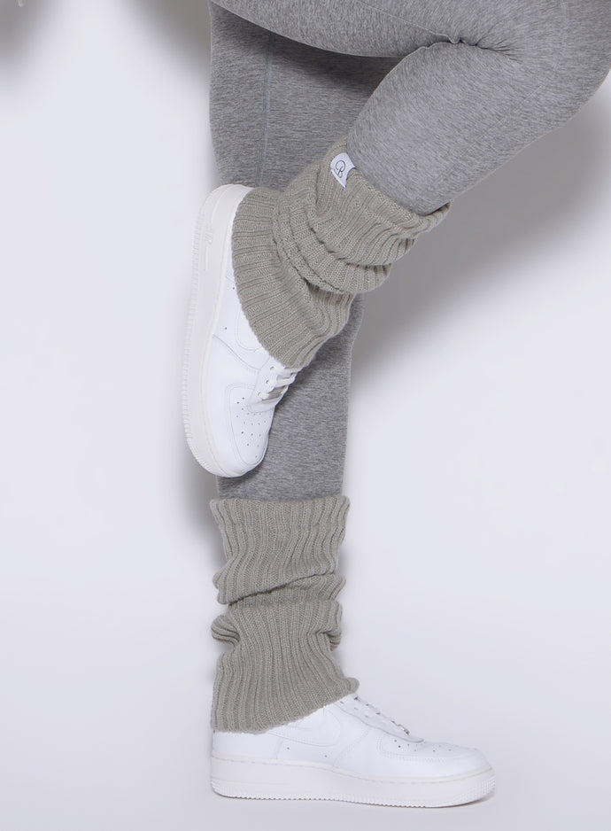 right side view of a model wearing the luxe leg warmers-short in dark and stormy color