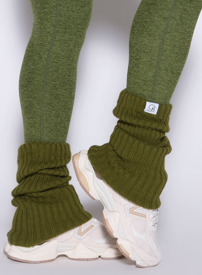 close up right side view of a model wearing the Luxe Leg warmers-short in Juniper color