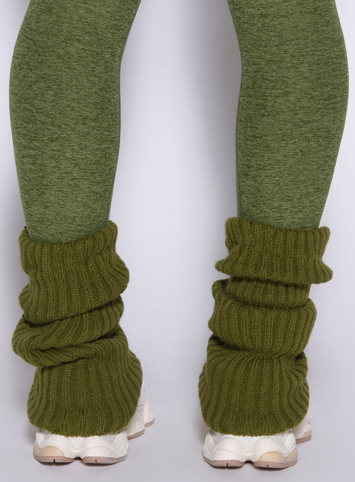 close up back side view of a model wearing the Luxe Leg warmers-short in Juniper color
