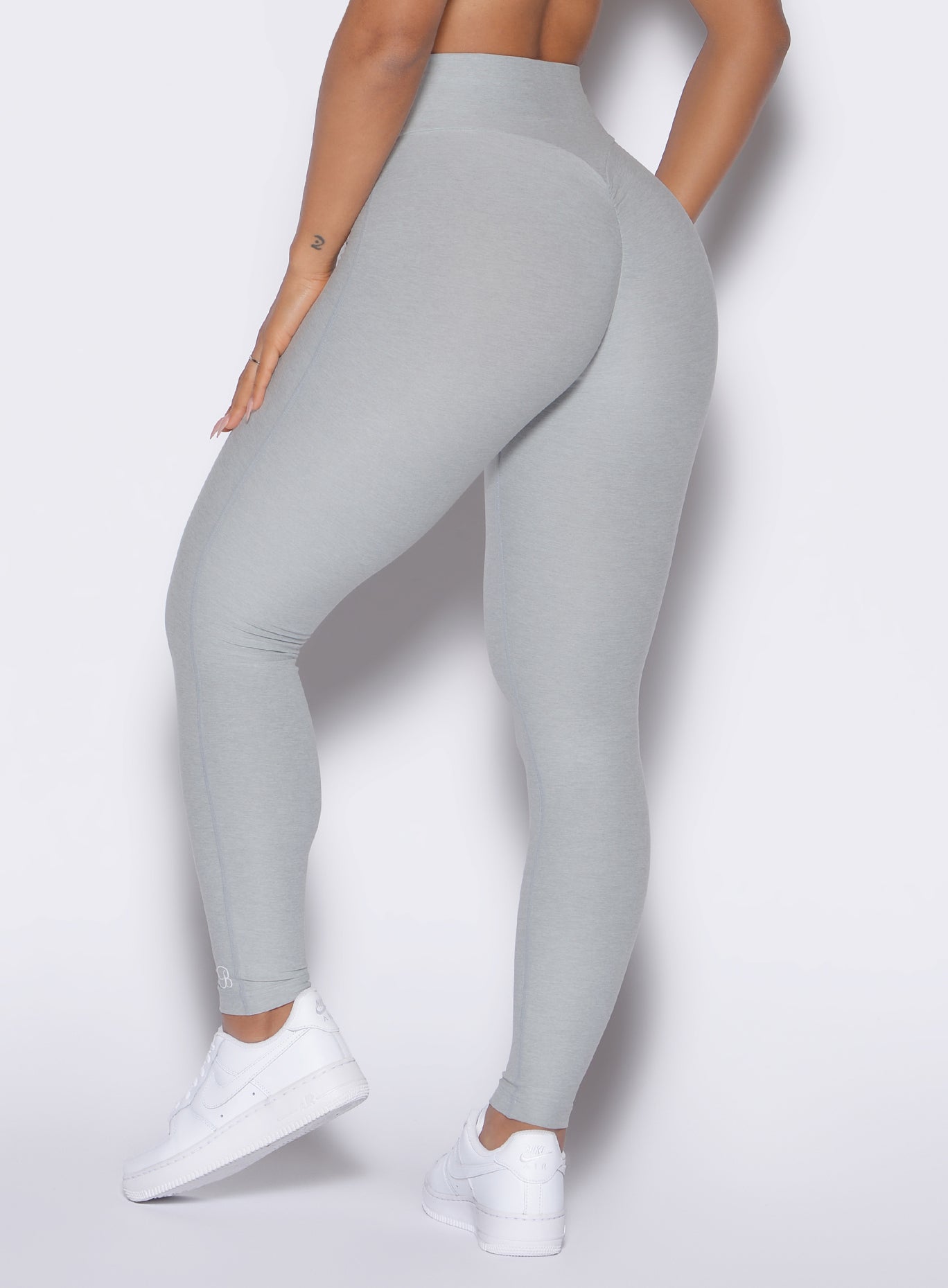 Light Cloud Movement Leggings with a seamless front and sweetheart booty-sculpting seam.