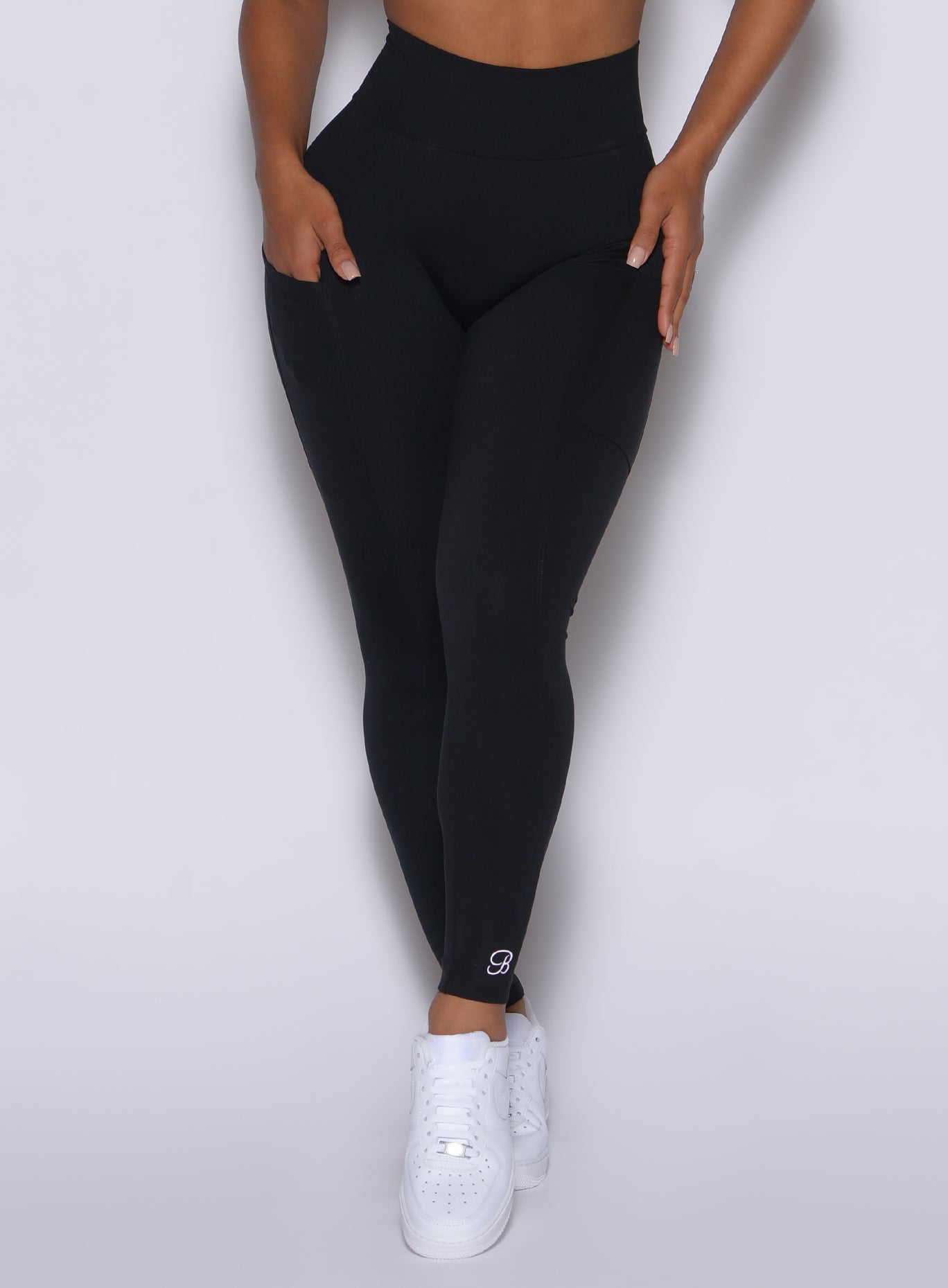 Zoomed in front view of our black peach pocket leggings 