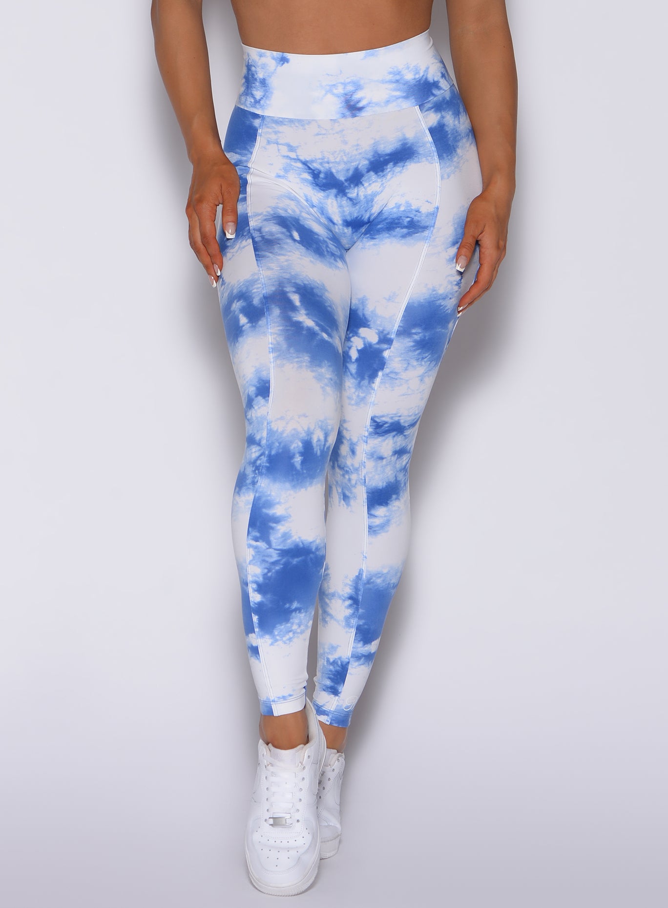 Zoomed in front view of our tie dye peach booty leggings in white blue 