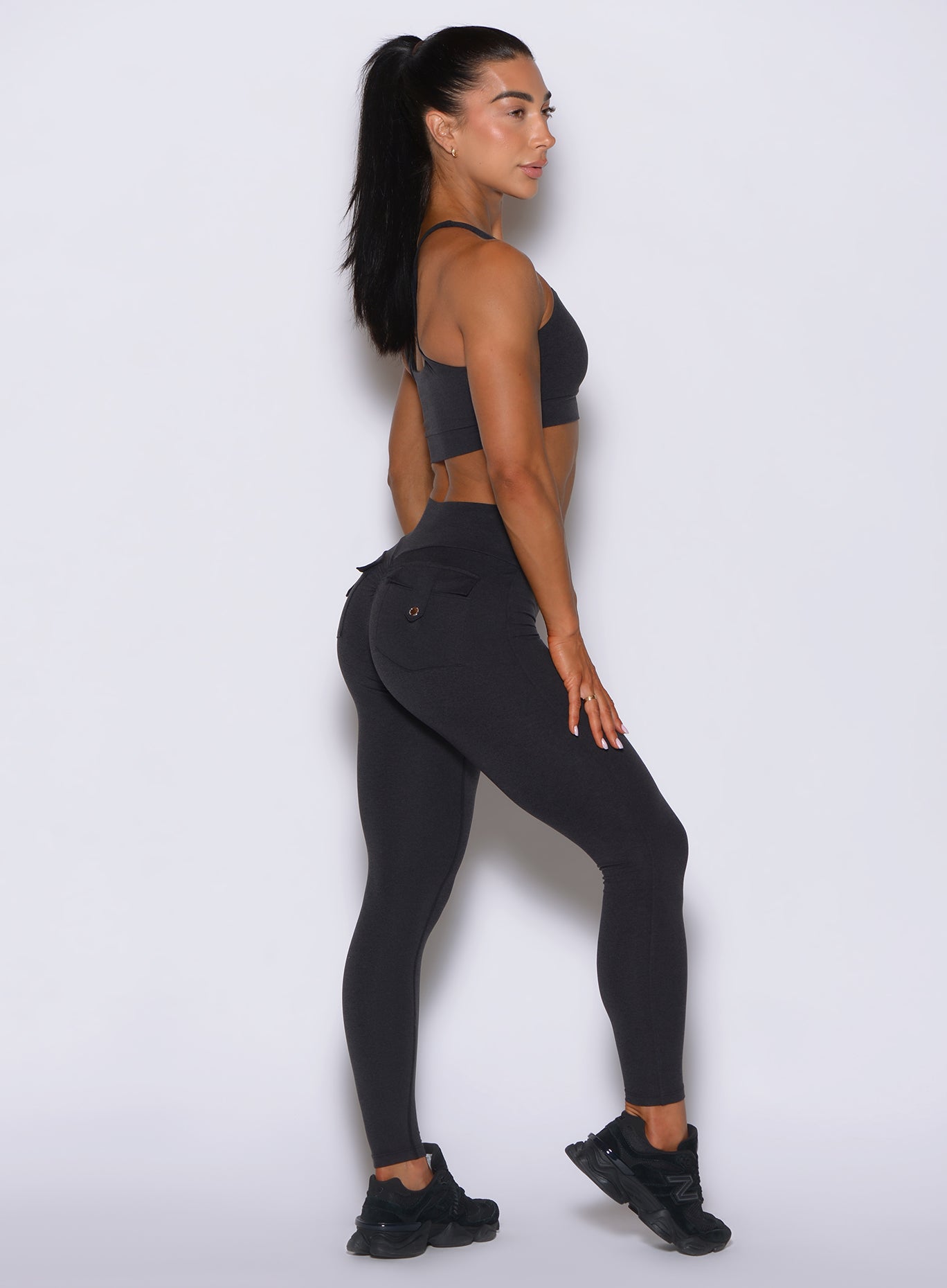 Smooth right side profile of the obsidian black leggings, spotlighting the seamless, pocketed fit