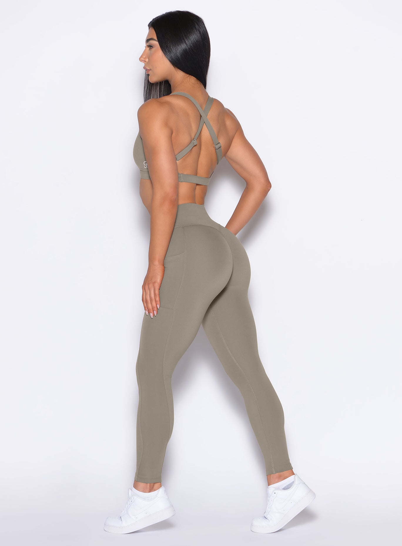 High-waisted Stone Define Leggings featuring side pockets and a body-contouring sweetheart seam.