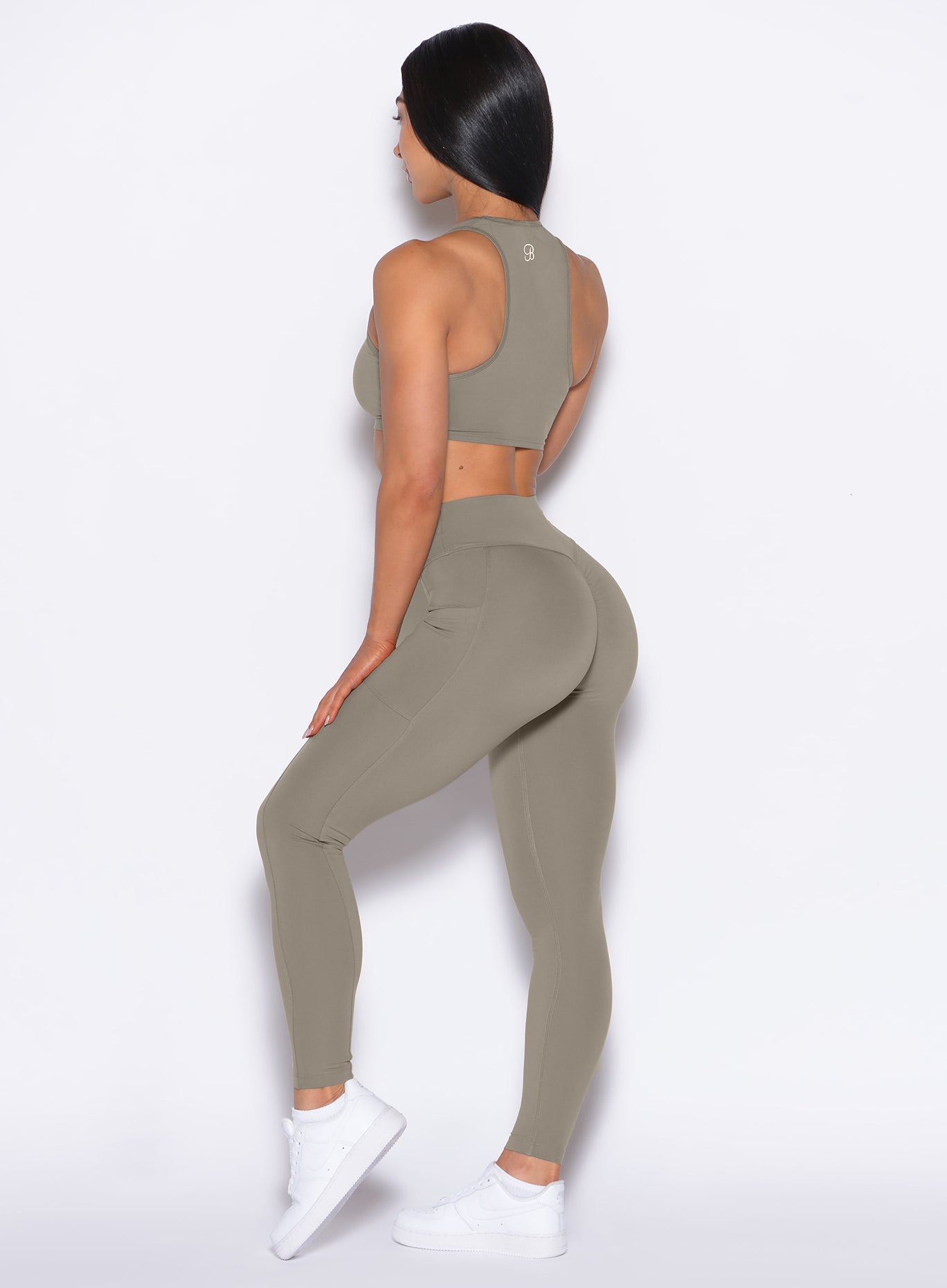 Sculpting Stone Define Leggings with a sweetheart back seam for a lifted, squat-proof gym fit.