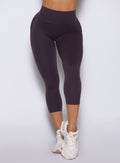 Macro shot of the seamless Black Orchid Smooth capri waistband, for a snatched, comfortable hold