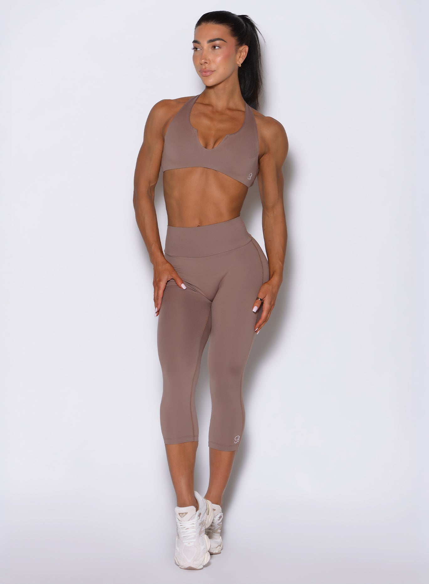 Smooth capri leggings in Cocoa feature a sculpting, high-waisted body-contouring fit design