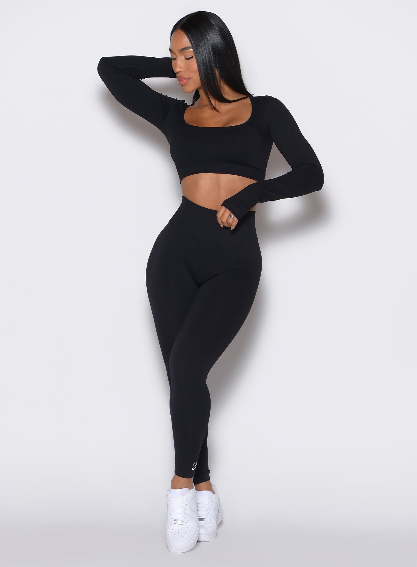 front profile of model wearing the v back seamless leggings set in black