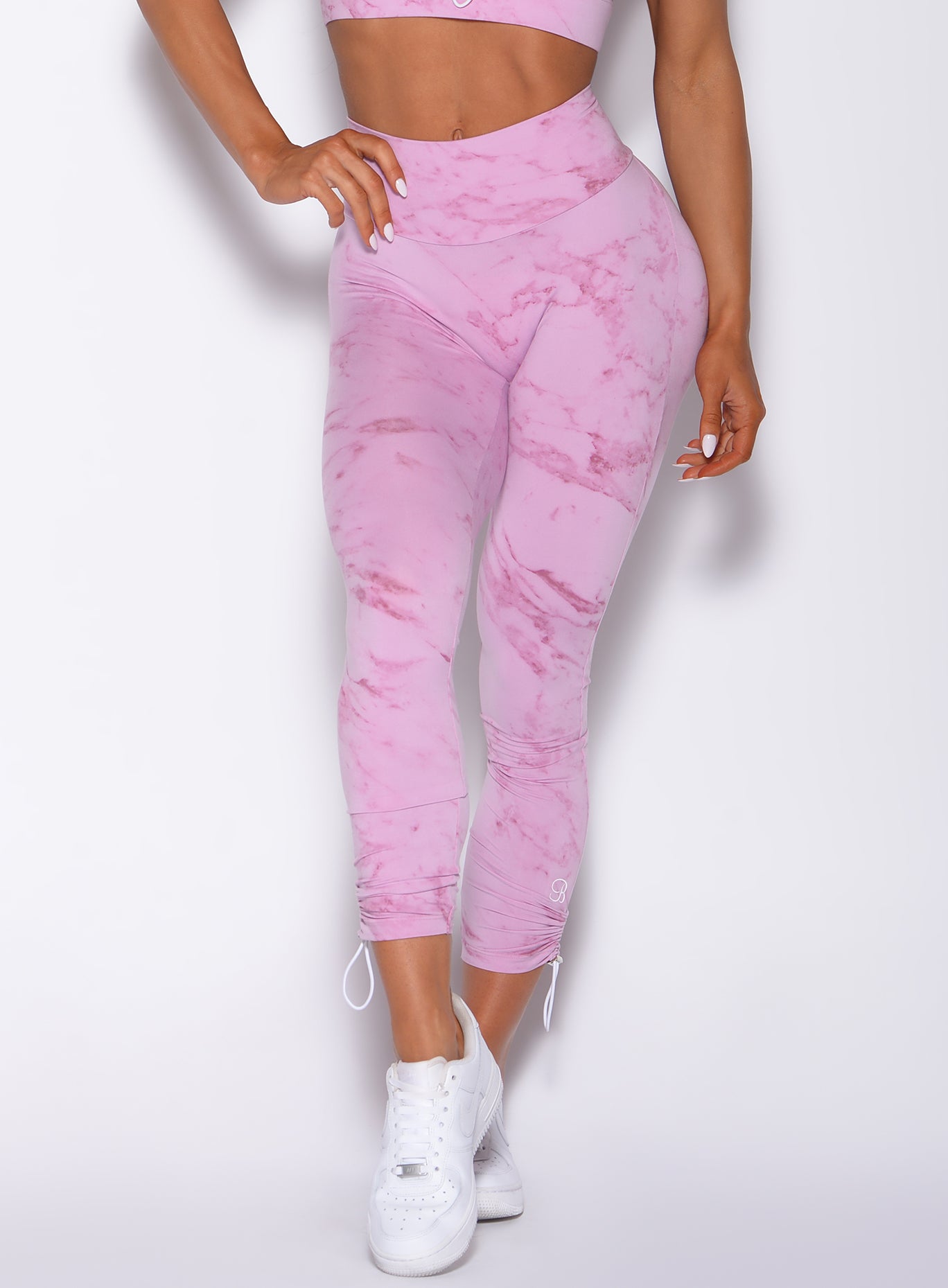 Zoomed in front view of our adjustable leggings in marble pink color 