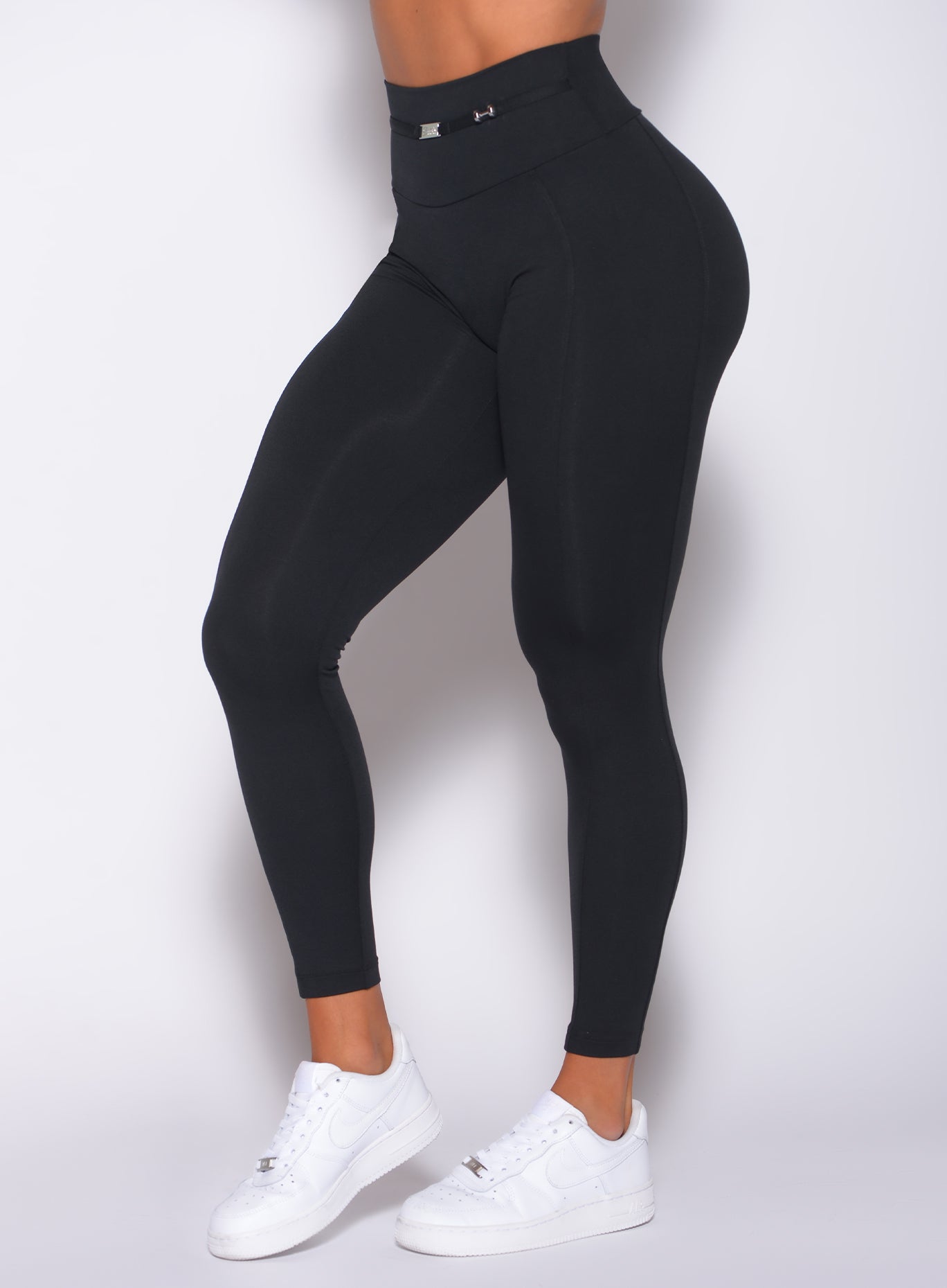 Zoomed in left side view of our black barbell leggings 