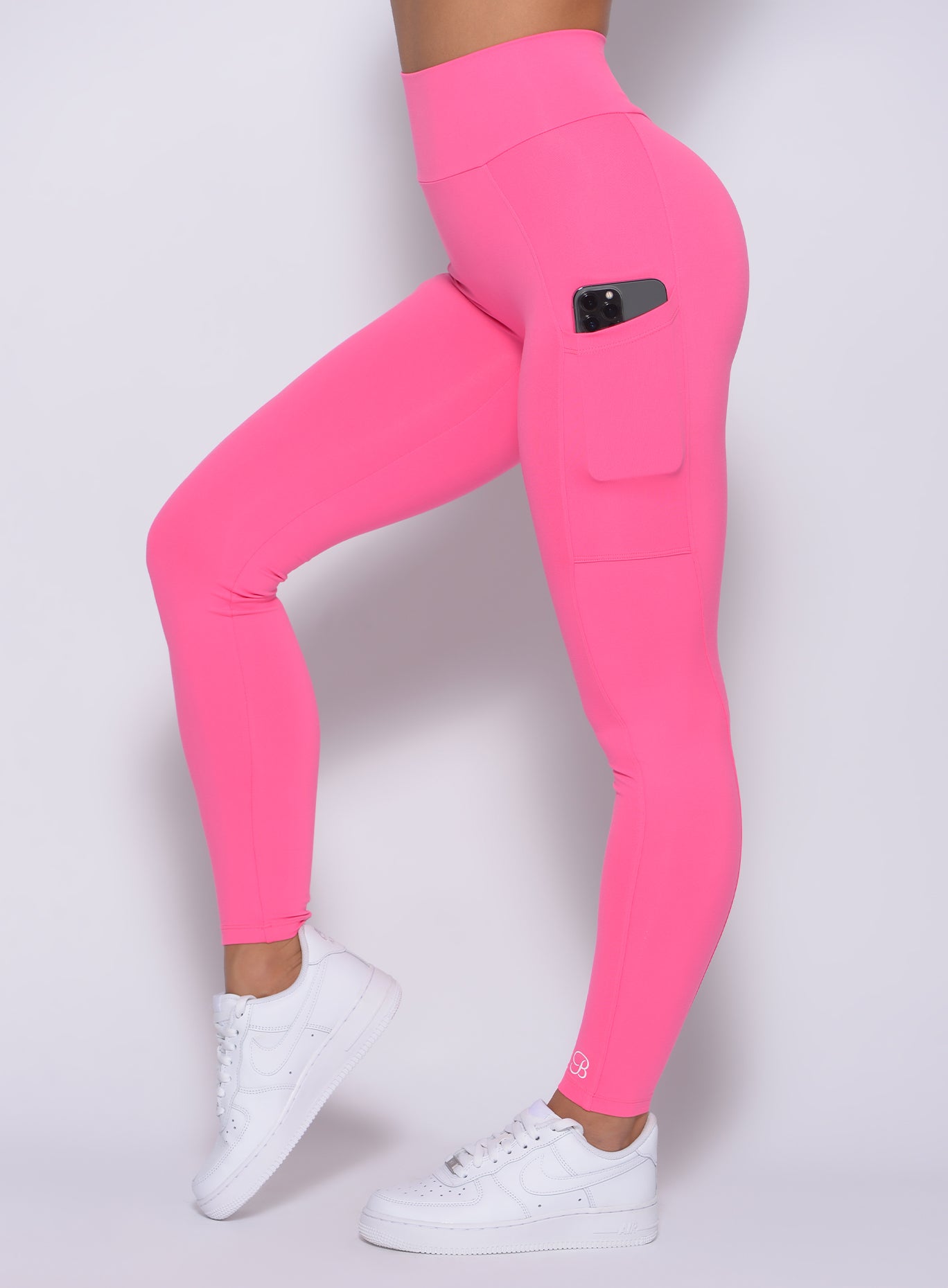 Zoomed in left side view of our curves leggings in party pink color 