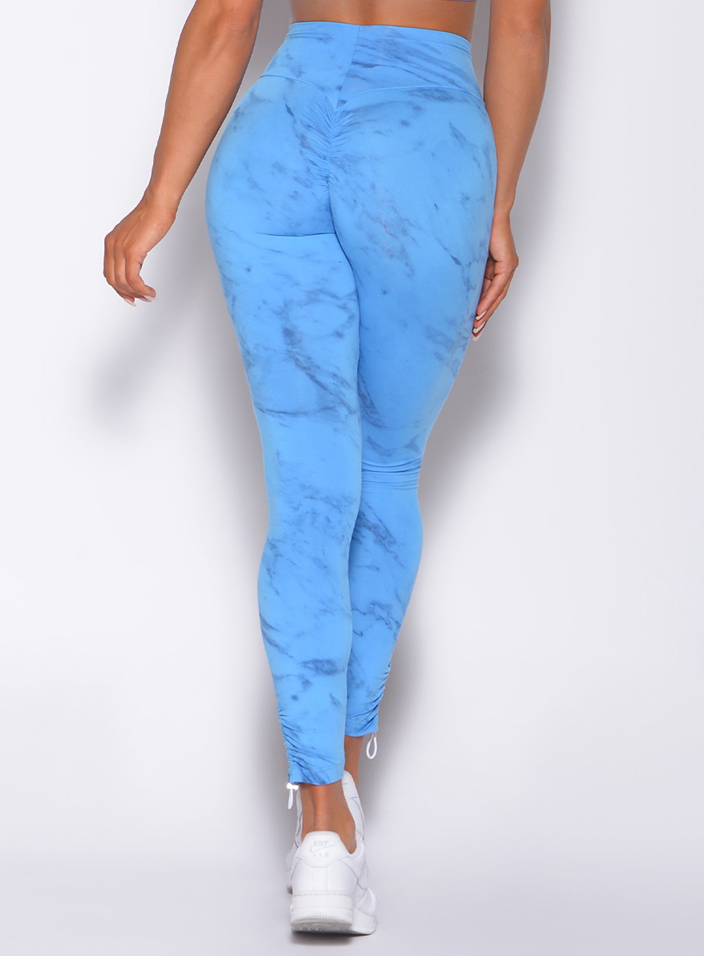 Zoomed in back view of our adjustable leggings in marble blue 