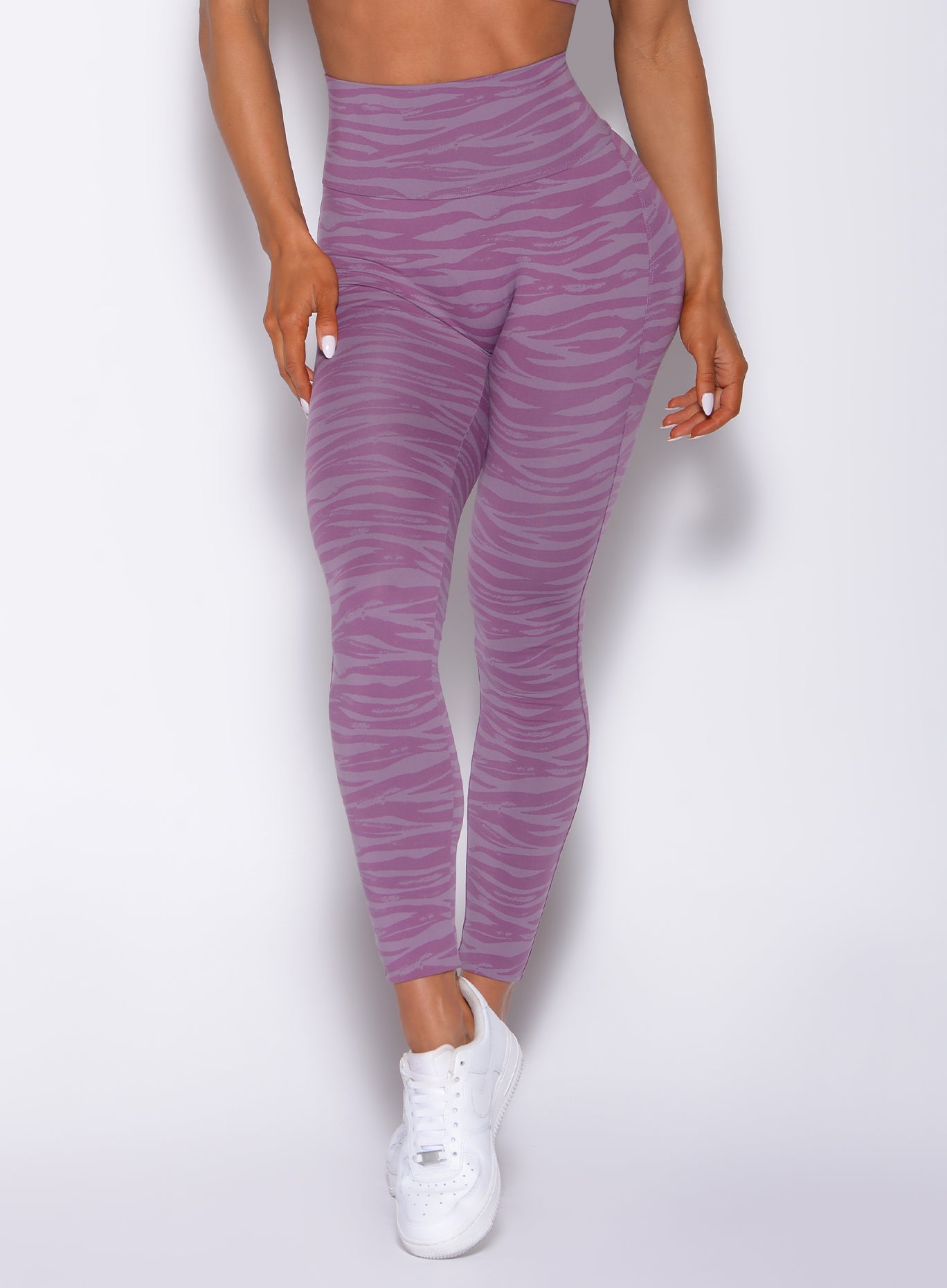 Zoomed in front view of our sexy back leggings in orchid purple color 
